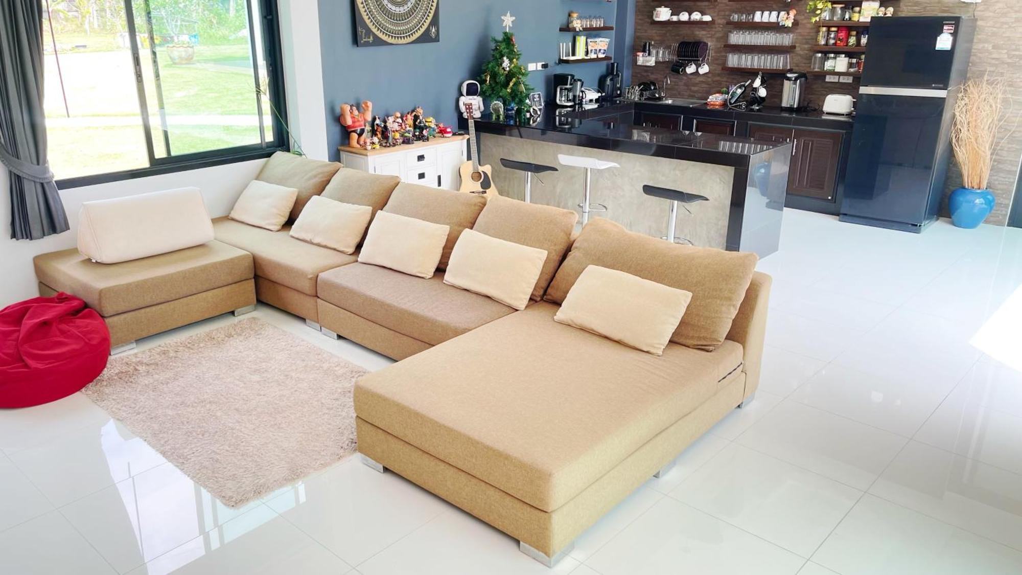 Spacious Private Modern Style Near 別墅
