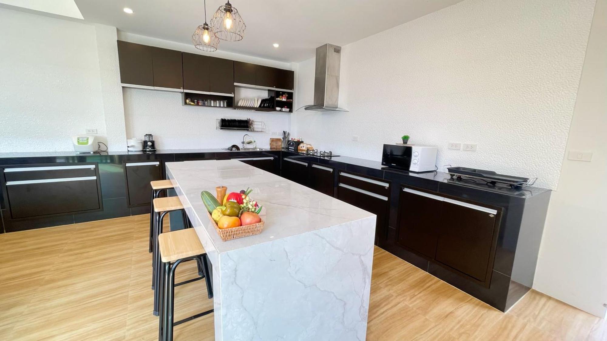 Spacious Private Modern Style Near *