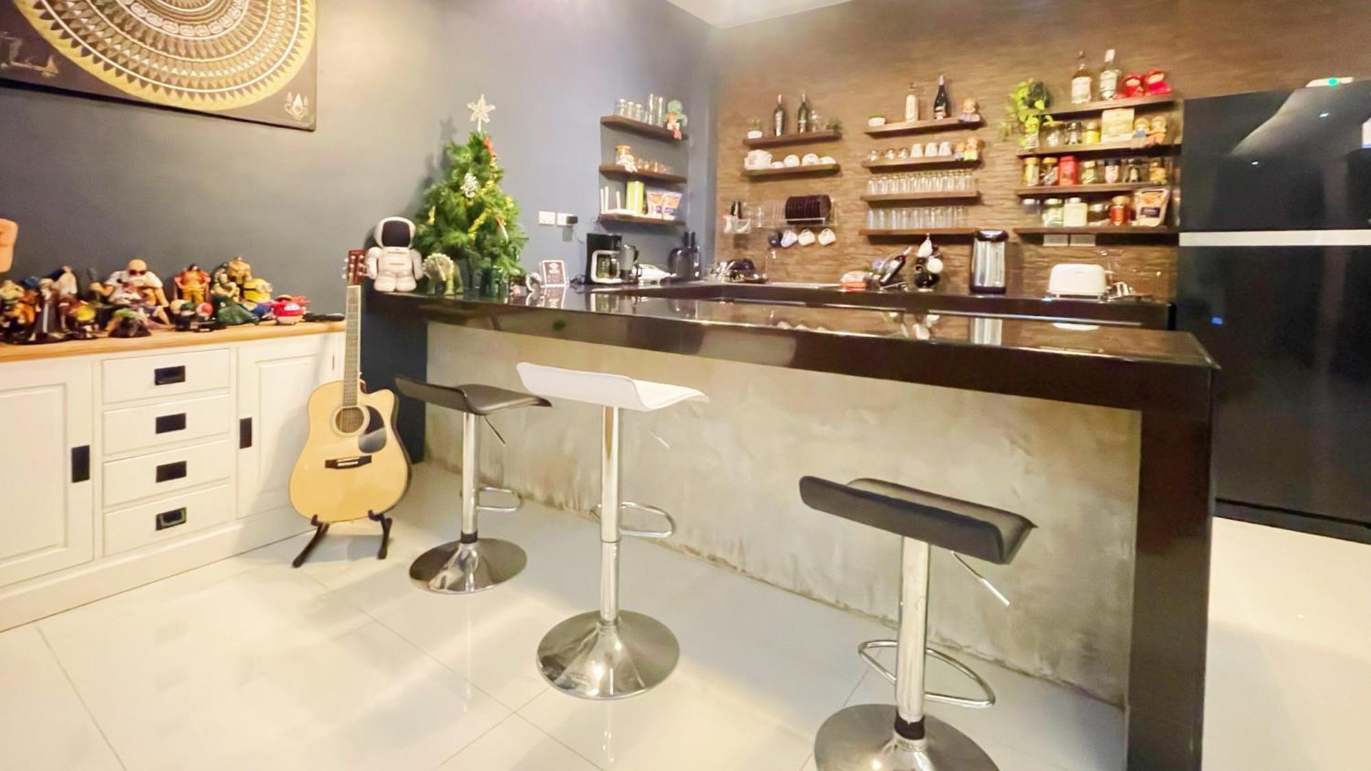 Spacious Private Modern Style Near 別墅
