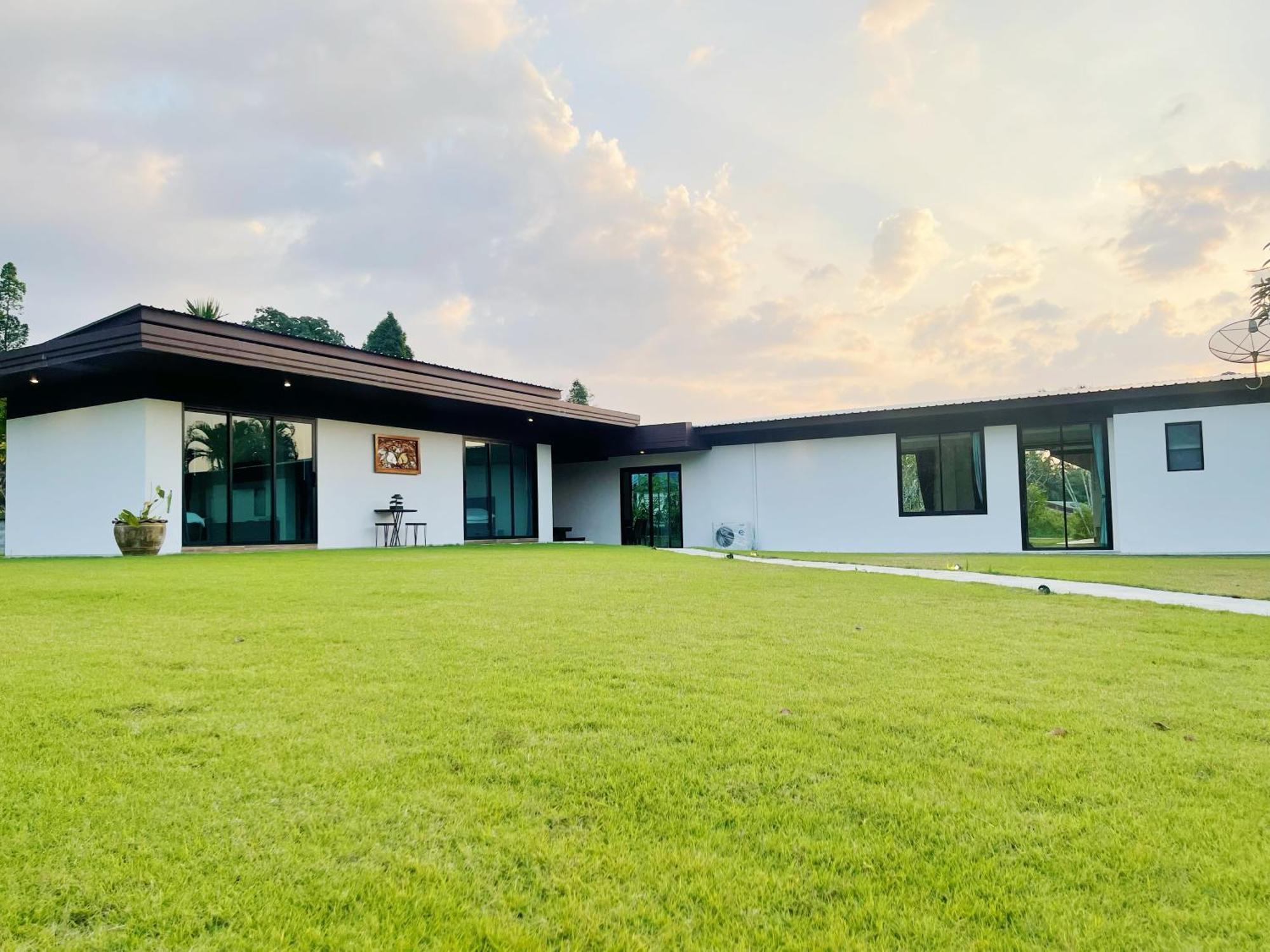 Spacious Private Modern Style Near 別墅