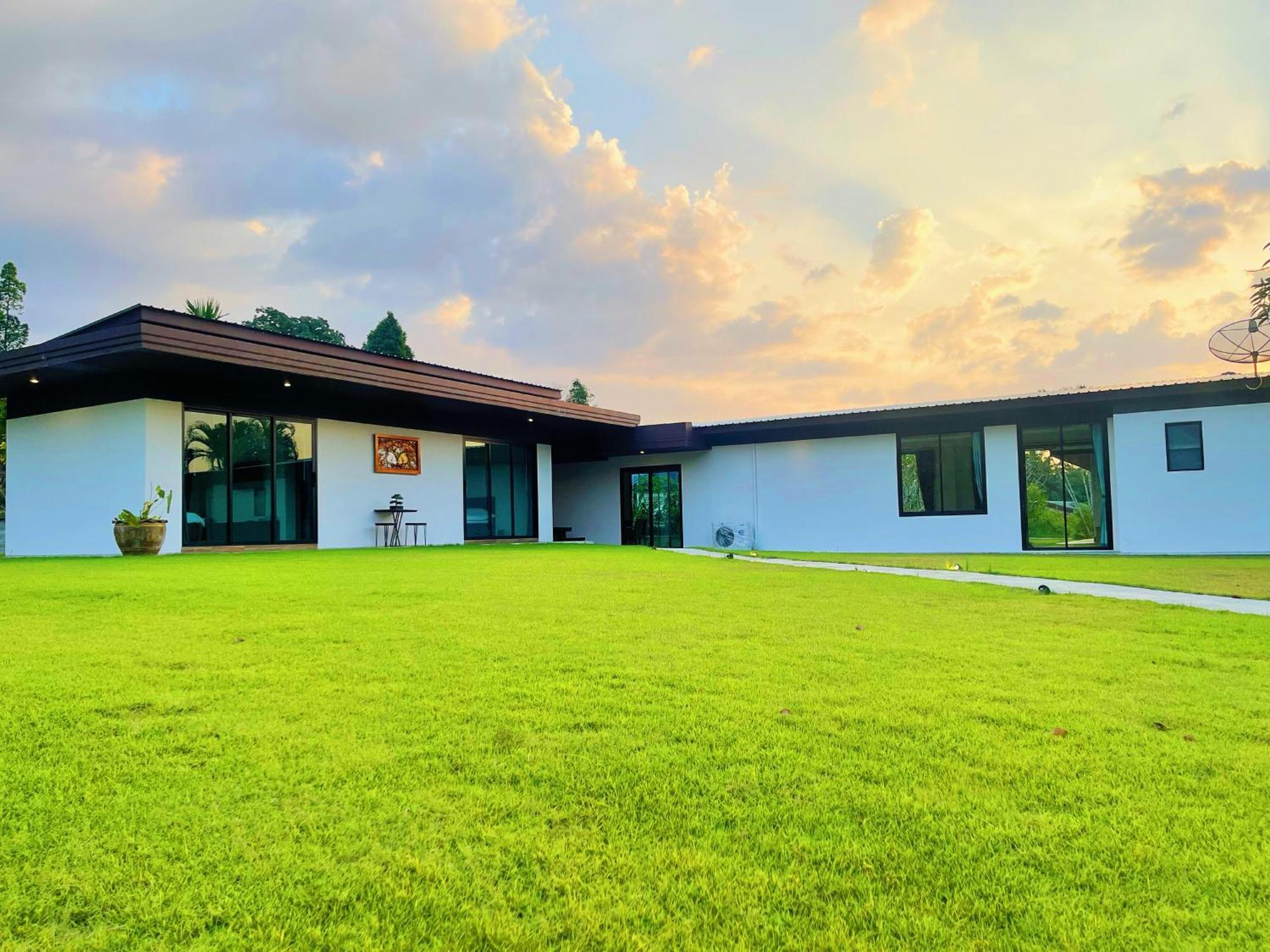 Spacious Private Modern Style Near 別墅 Thai Mueang