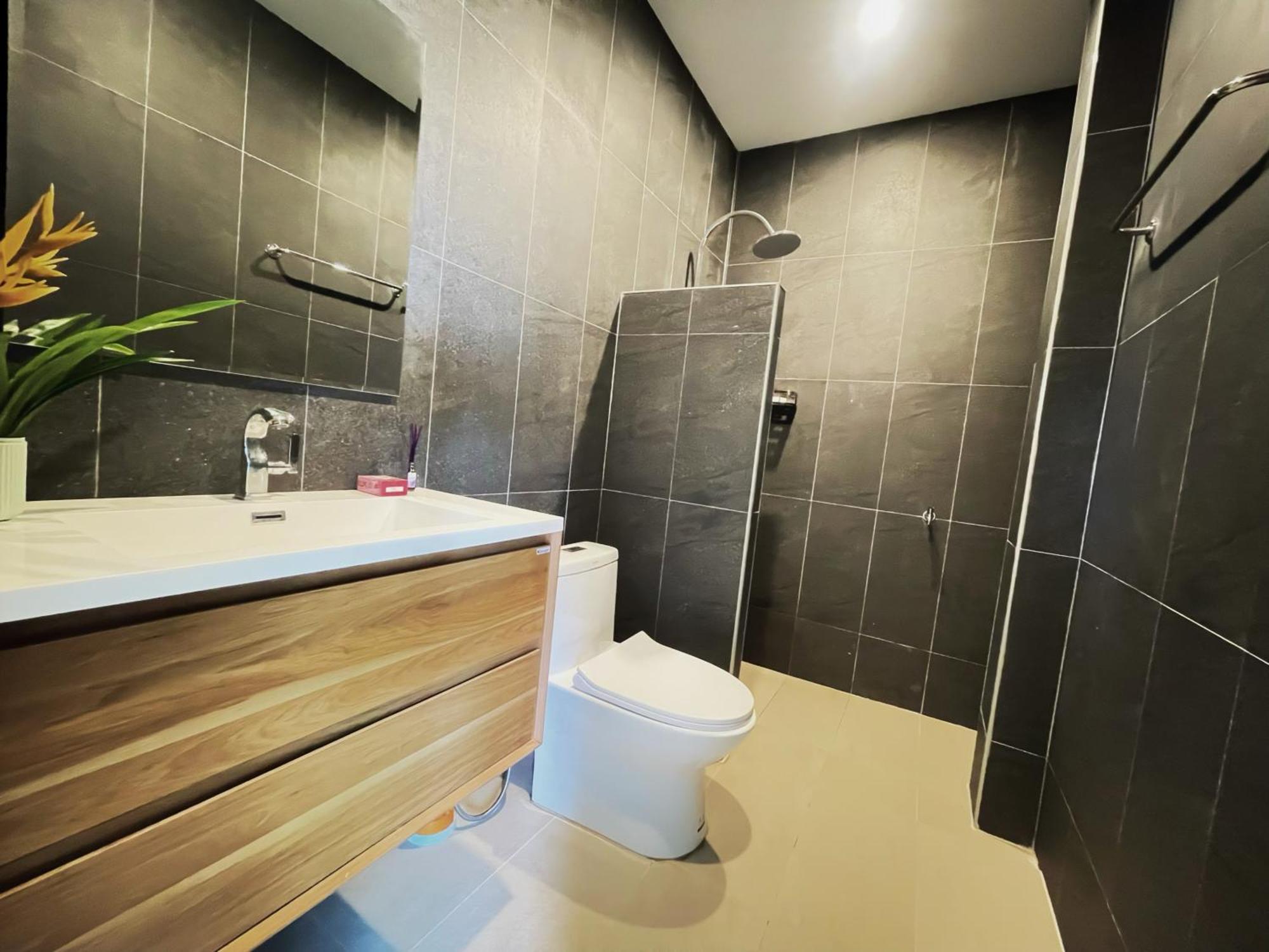 Spacious Private Modern Style Near