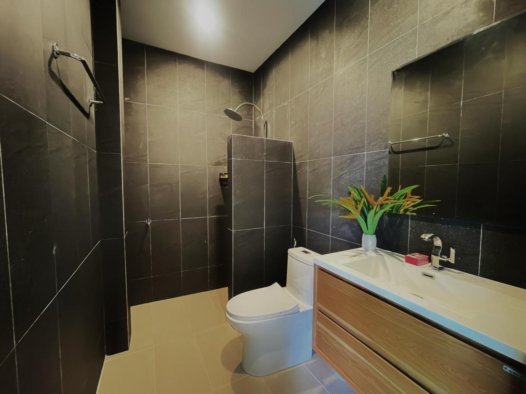 Spacious Private Modern Style Near 別墅 *