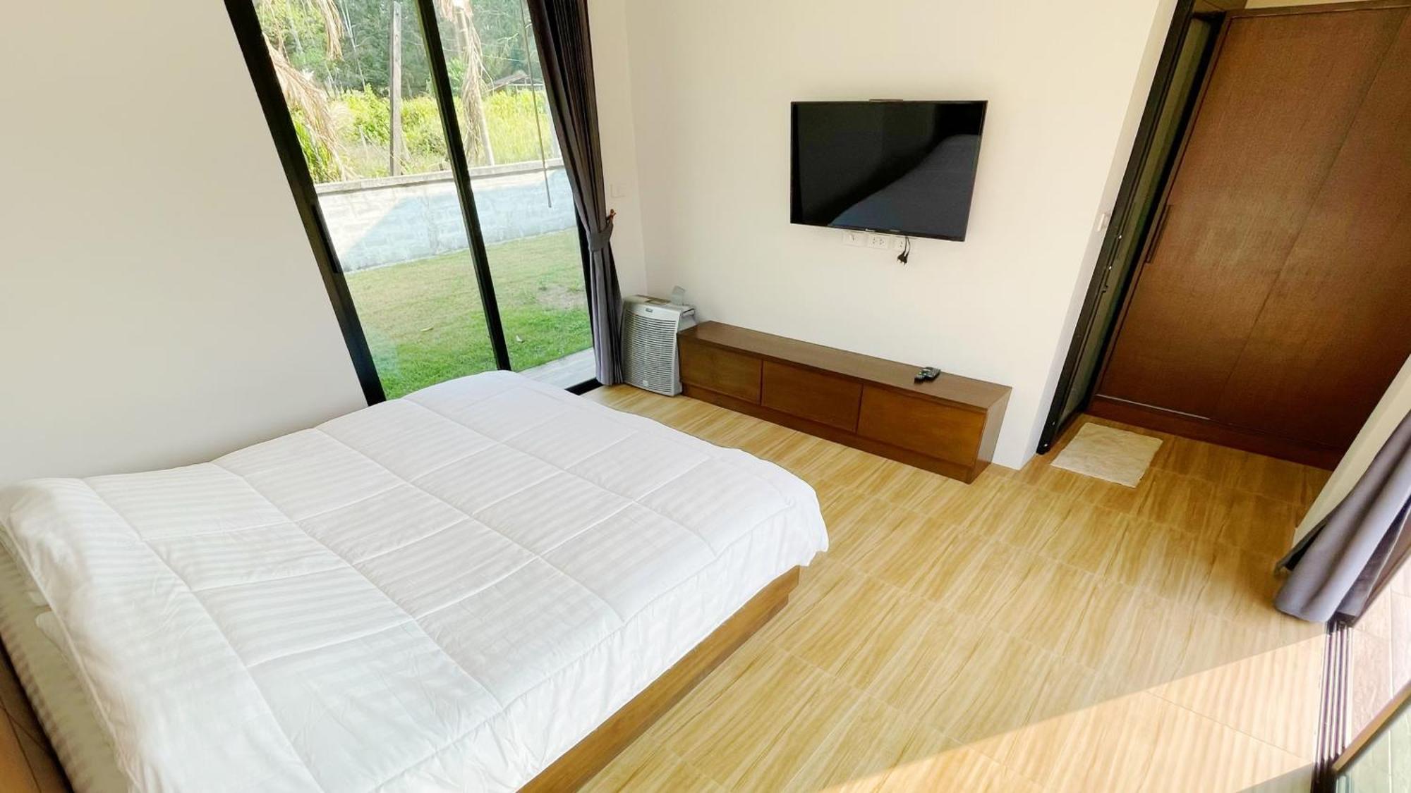 Spacious Private Modern Style Near