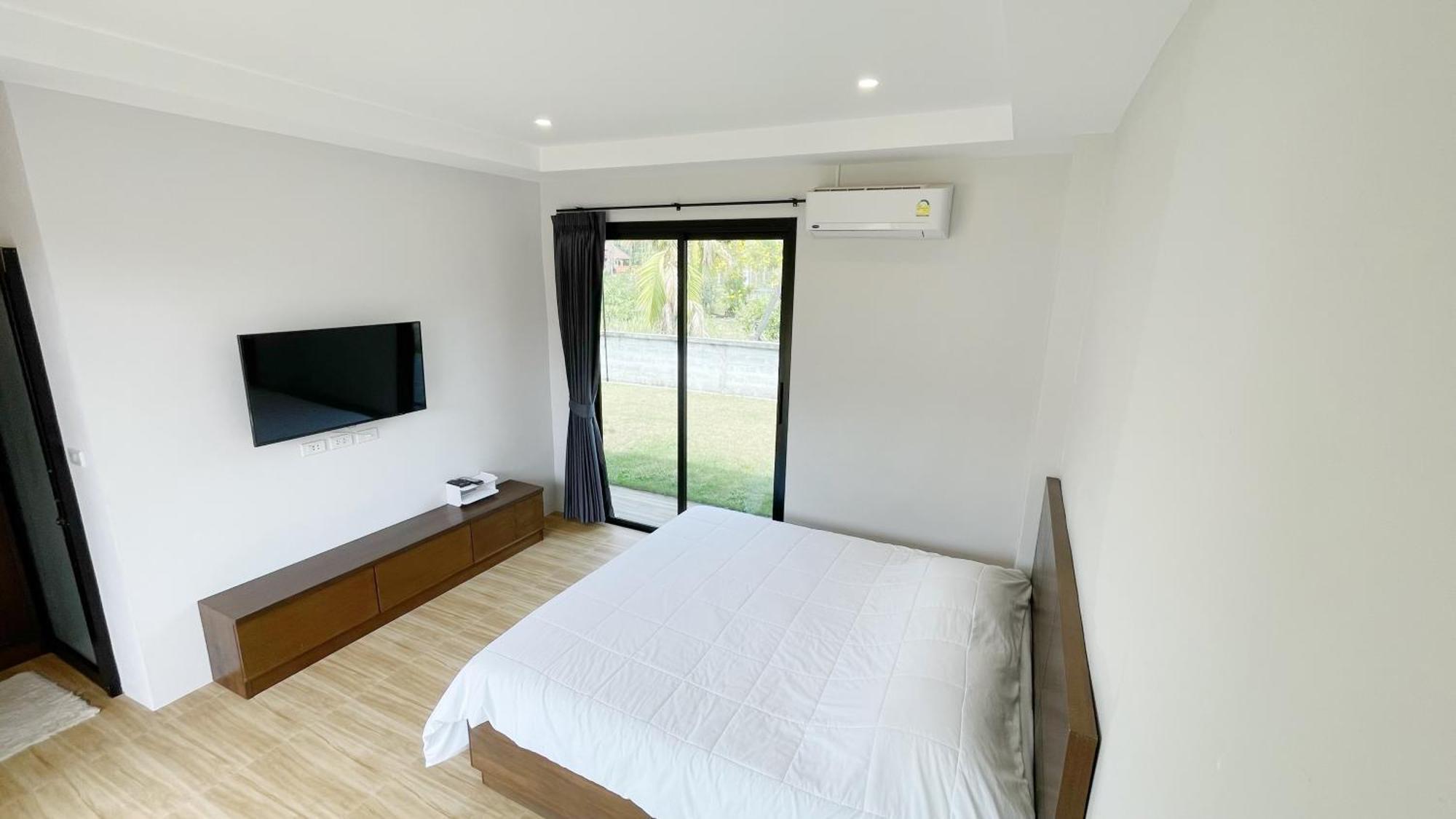 Spacious Private Modern Style Near 別墅 *