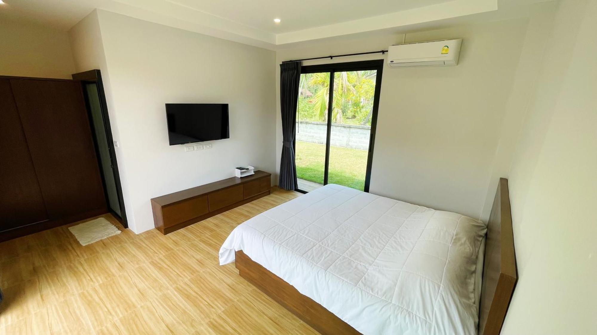 Spacious Private Modern Style Near *