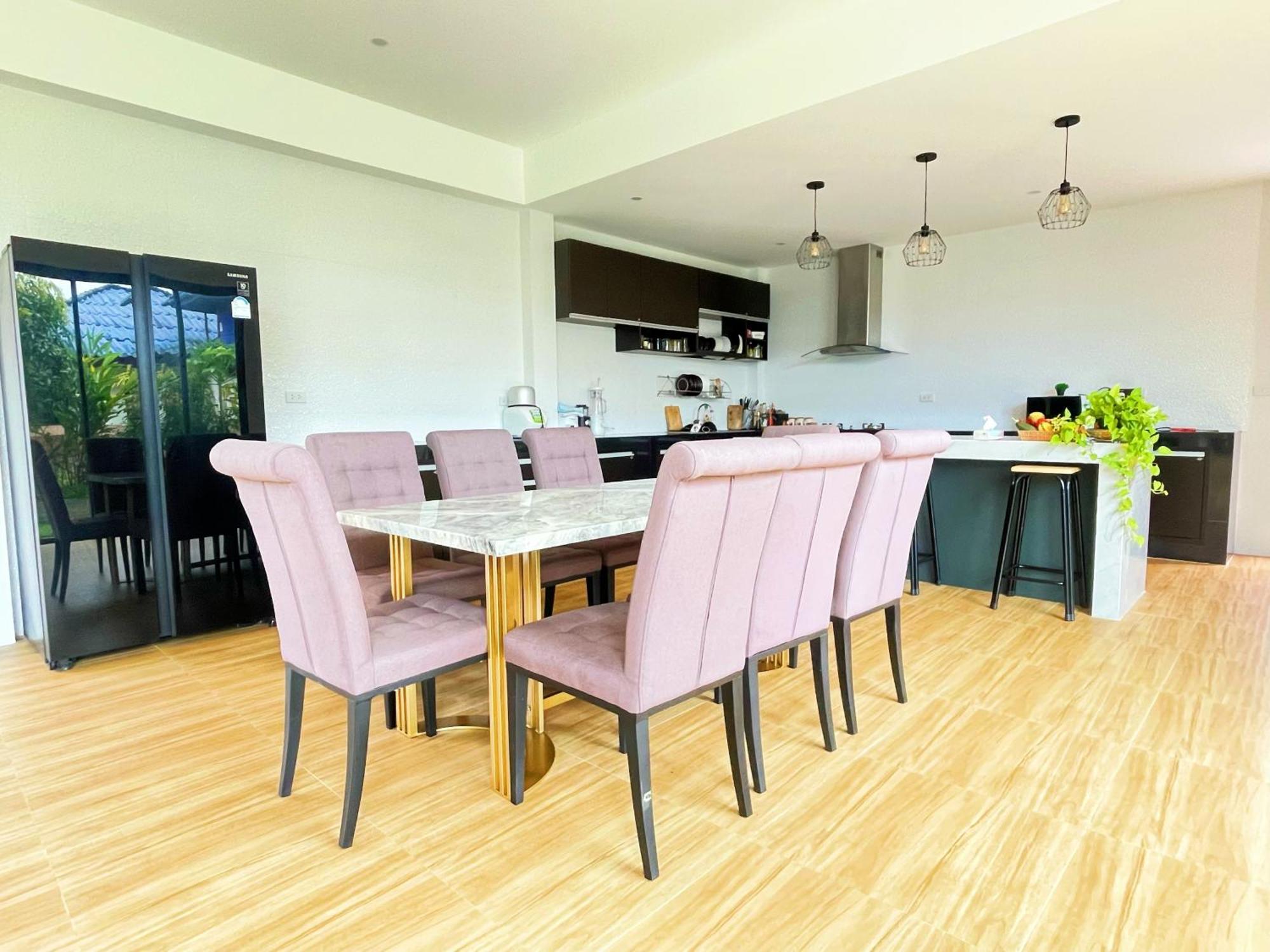 Spacious Private Modern Style Near 別墅