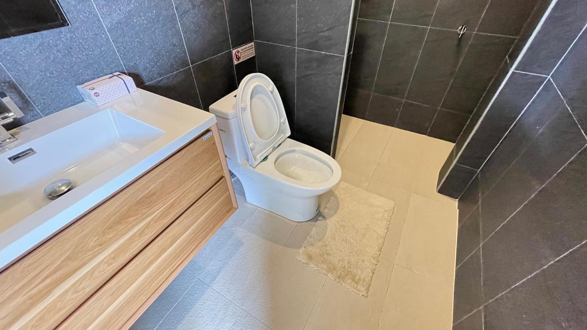 Spacious Private Modern Style Near *