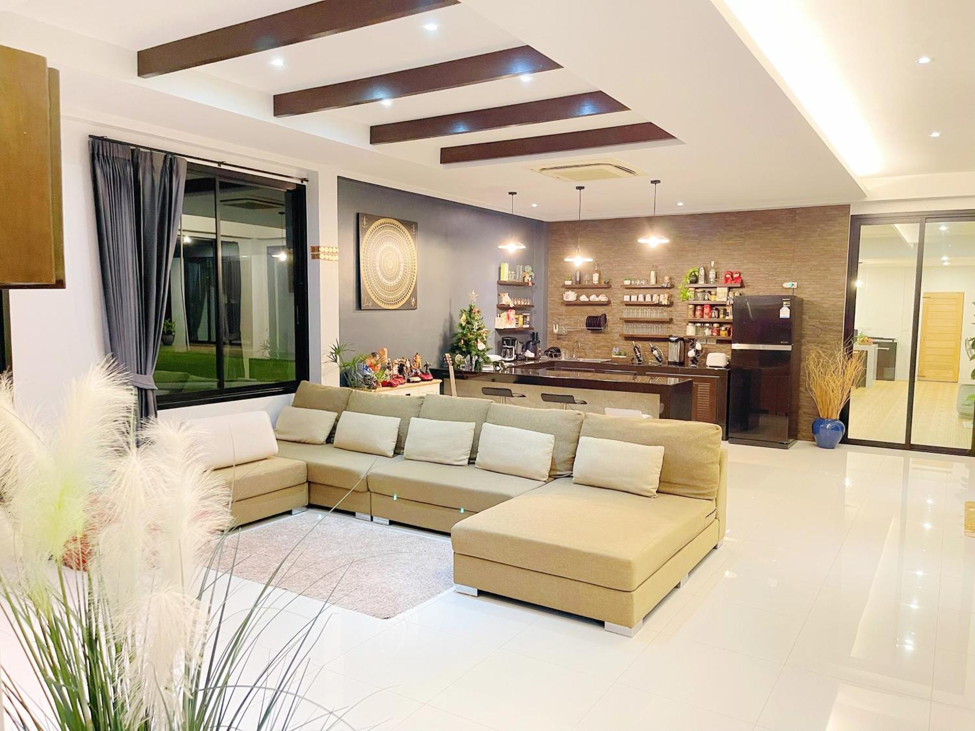 Spacious Private Modern Style Near 別墅