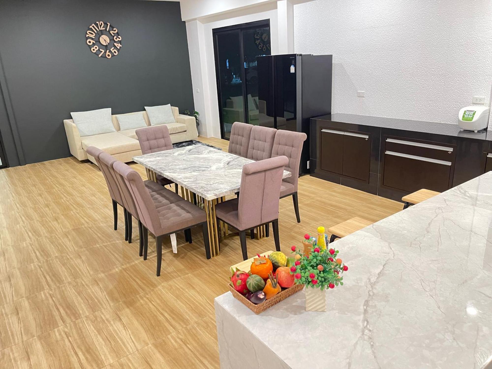 Spacious Private Modern Style Near 別墅 *